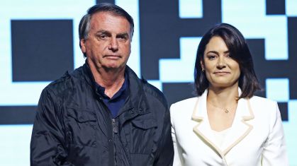 Bolsonaro passa por procedimento para tratar de soluços