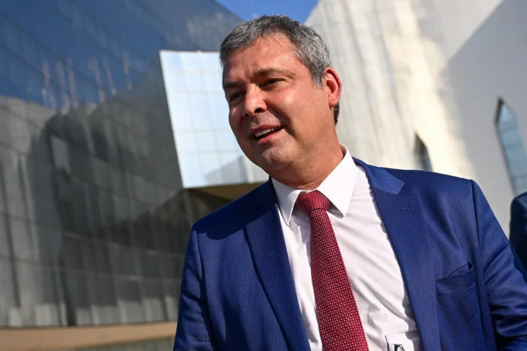 Lindbergh Farias critica bolsonaristas em loja da Havaianas