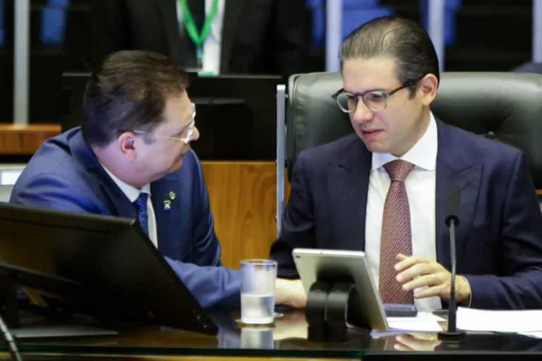 Sóstenes critica cassações e aponta pressões externas