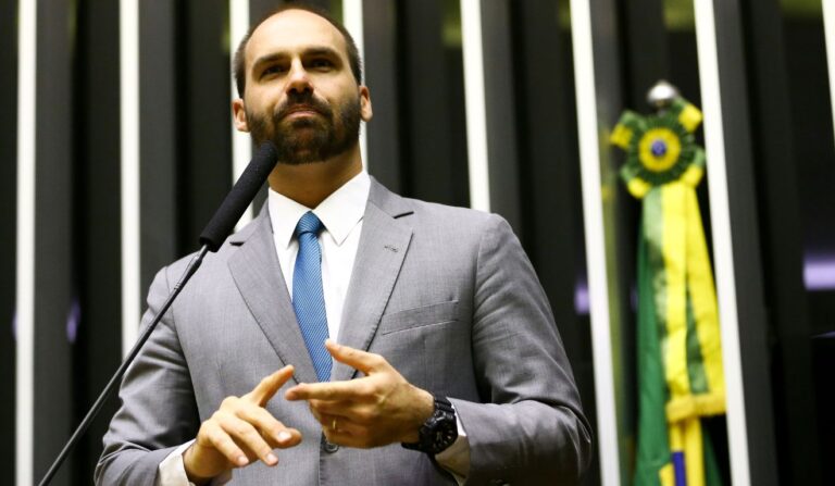 Eduardo Bolsonaro perde mandato após decisão da Câmara