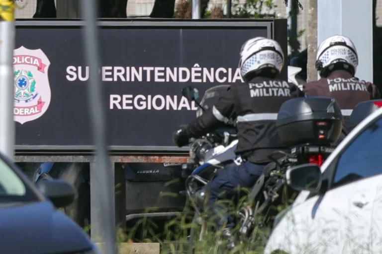 Bolsonaro deixa prisão para cirurgia em Brasília