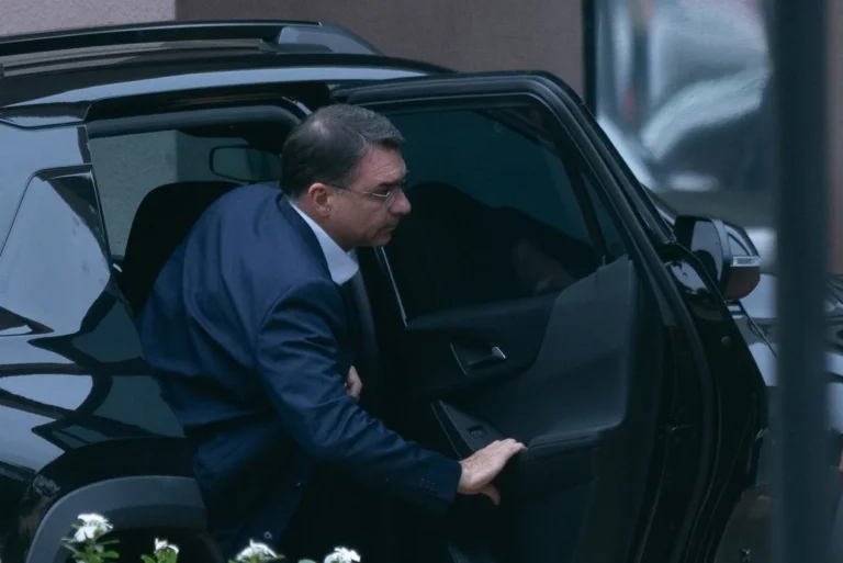Flávio Bolsonaro: Justiça e apoio ao pai em meio à crise