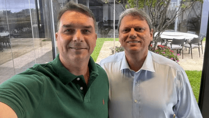 Tarcísio fortalece aliança com Flávio Bolsonaro em São Paulo