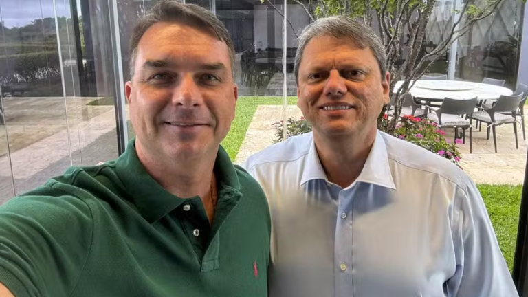 Bolsonaro quer Tarcísio totalmente engajado na campanha de Flávio