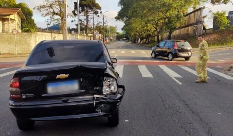 Homem bêbado provoca acidente em Curitiba e foge sem ajudar