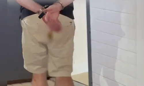 Homem detido defeca em viatura após agressão à companheira