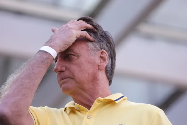 PF ouve Bolsonaro sobre bens encontrados em cofres no Alvorada