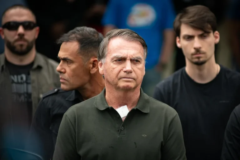 Bolsonaro se recupera após cirurgia e trata soluços persistentes