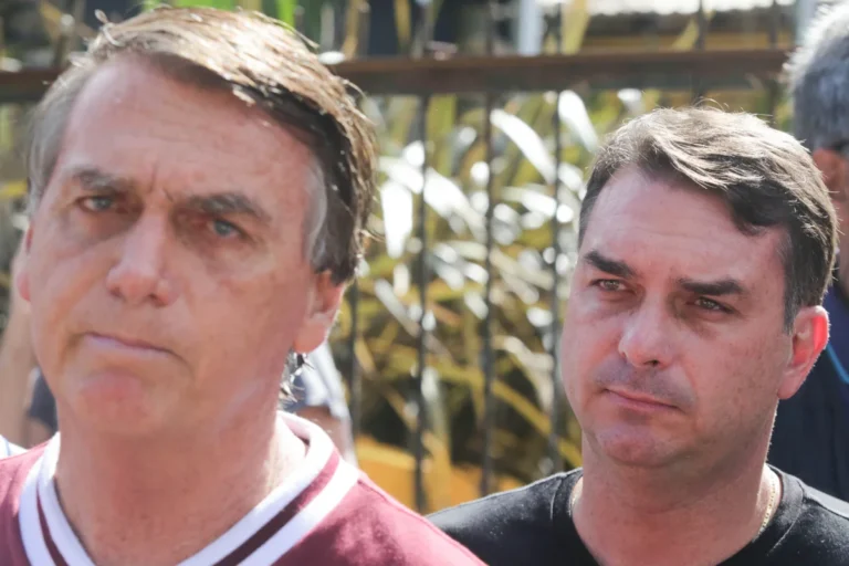 Visita de Flávio a Bolsonaro: defesa solicita autorização