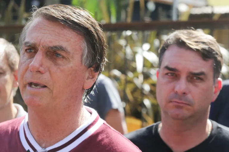 Jair Bolsonaro pede camisa do Flamengo para jogo contra PSG
