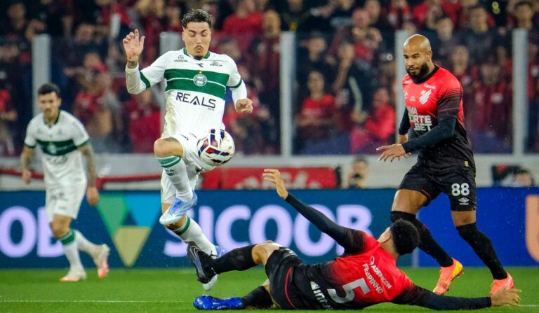 Josué critica gramado do Athletico e a soberba da Série B