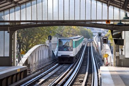 Ataque no metrô de Paris: homem esfaqueia três mulheres