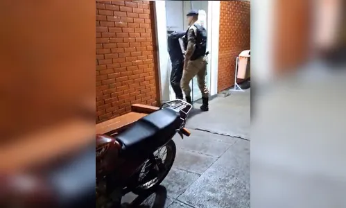 Motociclista contido após tentativa de atropelar PMs em Apucarana