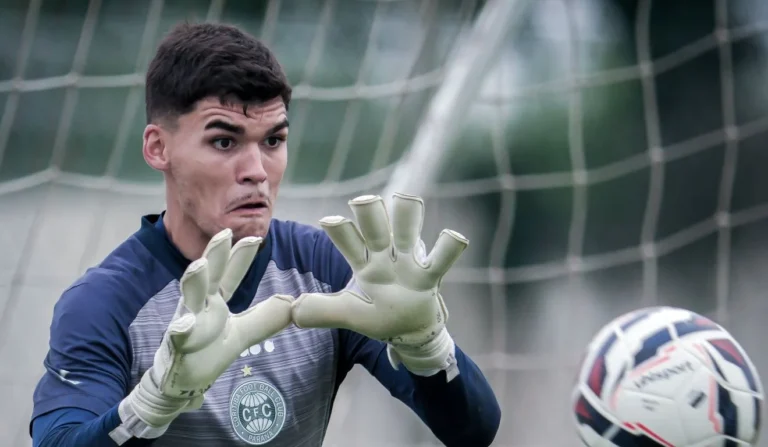 Grêmio analisa goleiros do Coritiba e ex-Athletico para 2025