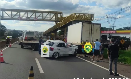 Acidente na PR-445: jovem colide com caminhão estacionado