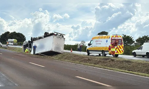 Caminhão-baú capota na BR-376 e deixa motorista preso