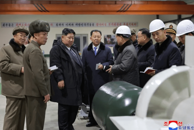 Coreia do Norte apresenta primeiro submarino nuclear em imagens recentes