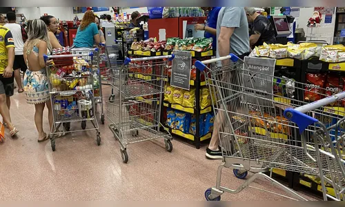 Supermercados em Apucarana ficam lotados com compras de Natal