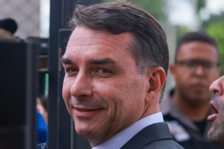 Flávio Bolsonaro elogia gesto de Trump em favor da anistia no Brasil