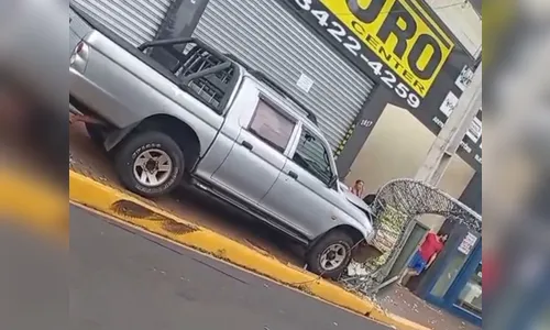 Colisão de caminhonete causa danos em Apucarana