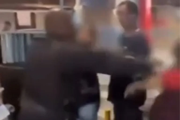 Policial agride mulher de 65 anos com fuzil em bar no Rio