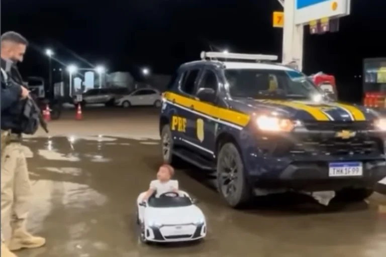 PRF aborda criança em brincadeira com carro elétrico