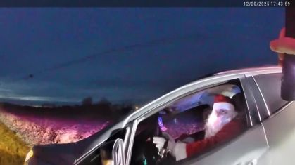 Motorista vestido de Papai Noel é parado pela polícia nos EUA