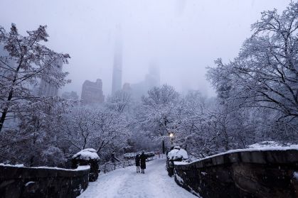 Tempestade de neve nos EUA causa atrasos em milhares de voos