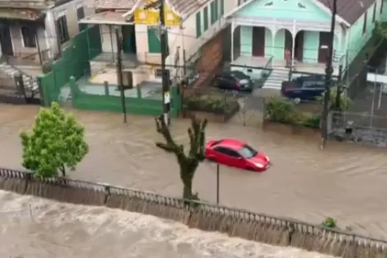 Alerta máximo em Petrópolis: temporal provoca alagamentos severos