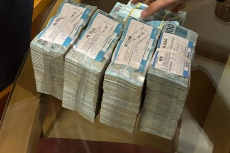 Apreensão de R$ 430 mil na casa de Sóstenes Cavalcante