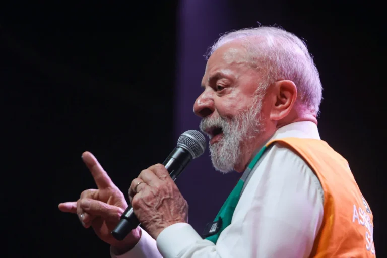 Lula critica Zema em Belo Horizonte: "Não vai a lugar nenhum"