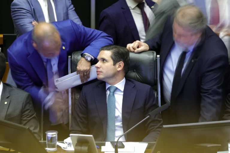 Deputados aprovam gestão de Motta apesar das polêmicas recentes