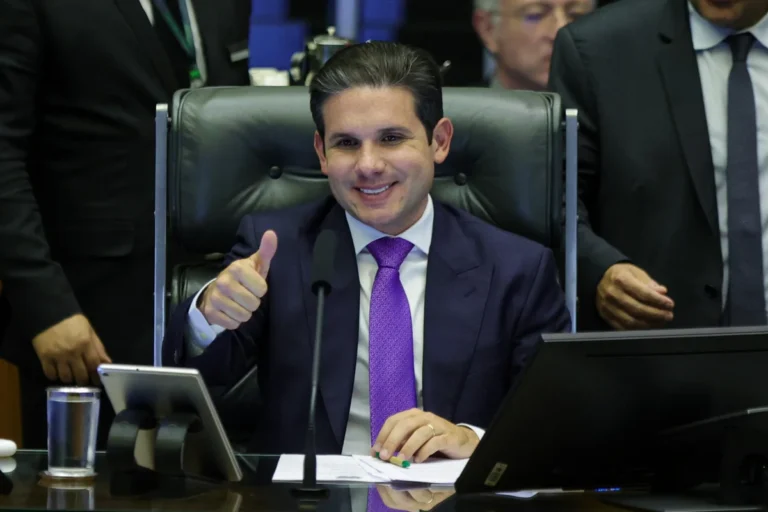 Hugo Motta parabeniza Gustavo Feliciano, novo ministro do Turismo
