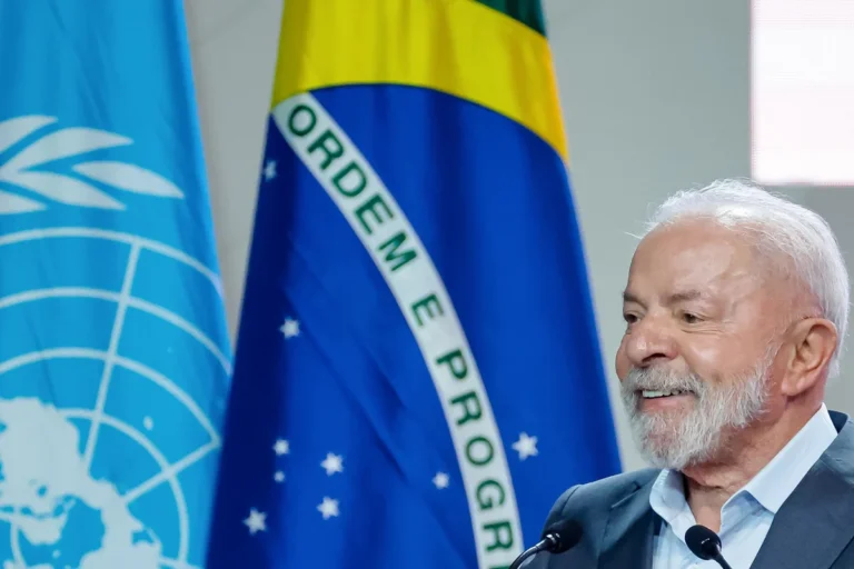 Lula comenta sobre pré-candidatura de Flávio Bolsonaro: "Eles perderão"