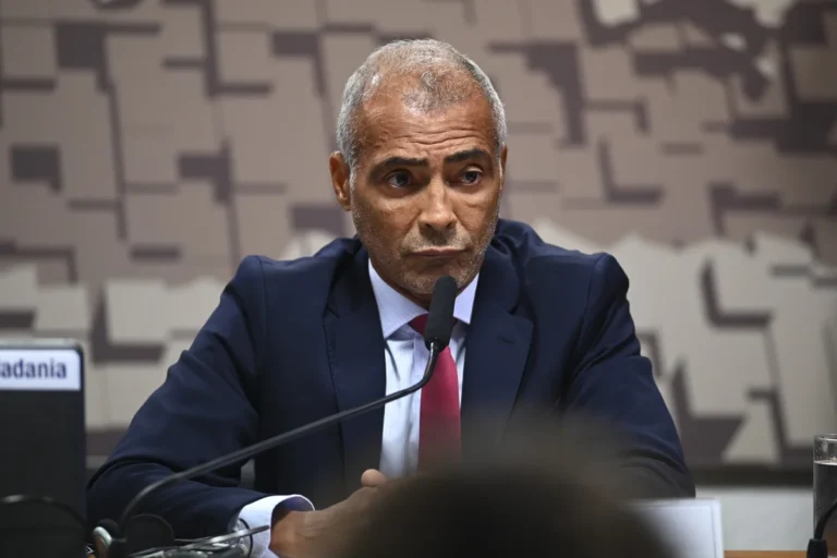 Romário se licencia do Senado para fortalecer laços no Rio