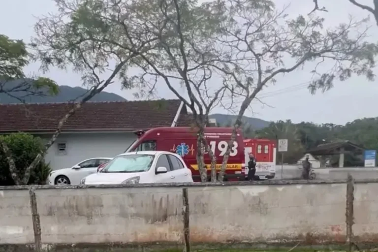 Mulher ataca amigo com faca e continua bebendo em casa enquanto ele pede ajuda