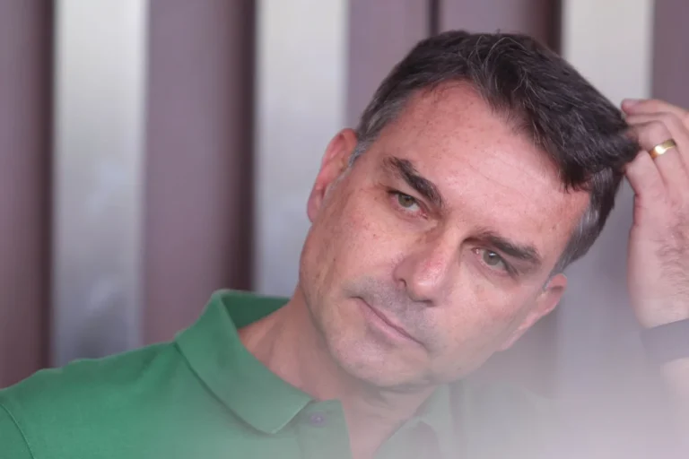 Flávio Bolsonaro explica ausência em evento do SBT com Lula