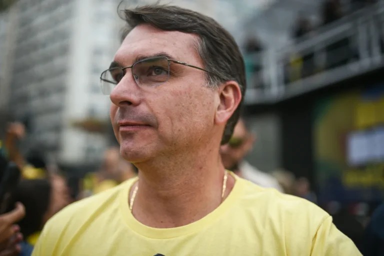 Flávio Bolsonaro se manifesta sobre convite para evento em Israel
