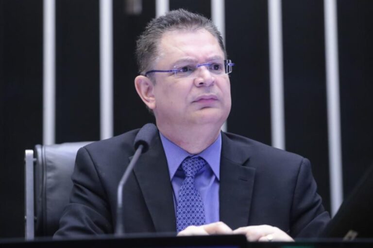 Sóstenes Cavalcante deve continuar na liderança do PL na Câmara