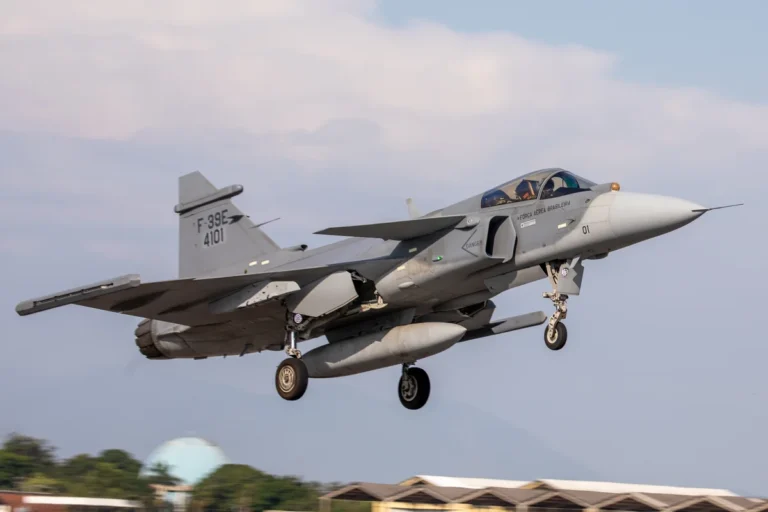 FAB treina pilotos com canhão de caças Gripen em exercício aéreo