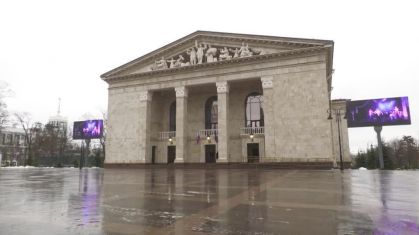 Teatro de Mariupol reabre após devastação causada pela guerra