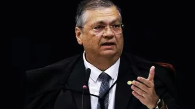 Dino suspende PLP sobre emendas antes de Lula avaliar