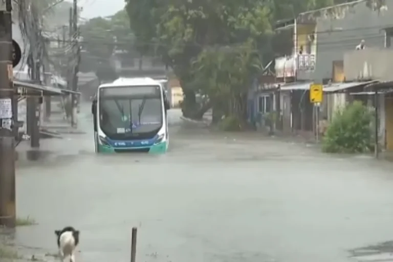Chuva no Rio: ônibus ilhado e resgate em bote nesta terça-feira