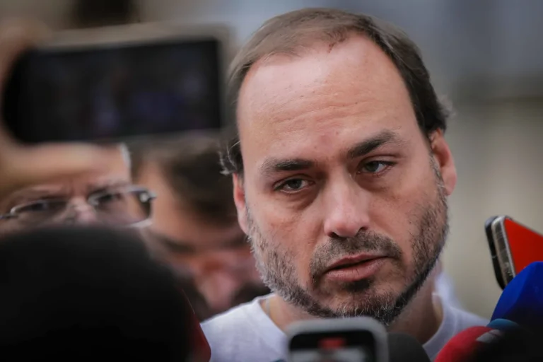 Exames revelam necessidade de cirurgia em Bolsonaro, afirma Carlos