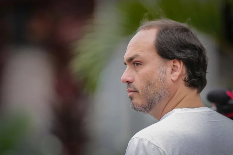 Carlos Bolsonaro renuncia ao cargo no Rio para concorrer ao Senado em SC