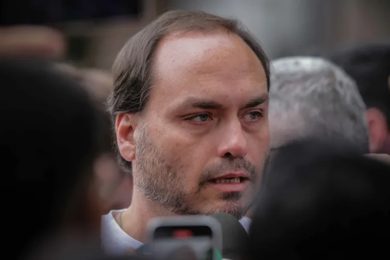 Carlos Bolsonaro aguarda na porta do hospital por Jair