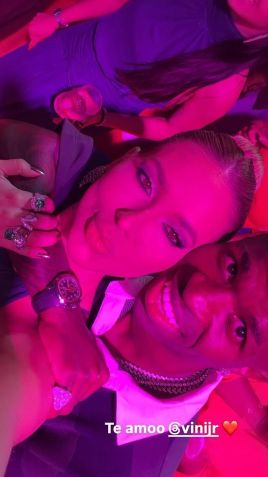 Vini Jr. brilha em Natal com Virgínia na celebração natalina