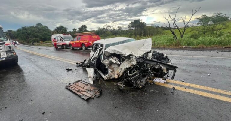 Acidente trágico em MG deixa mãe e filho mortos na rodovia
