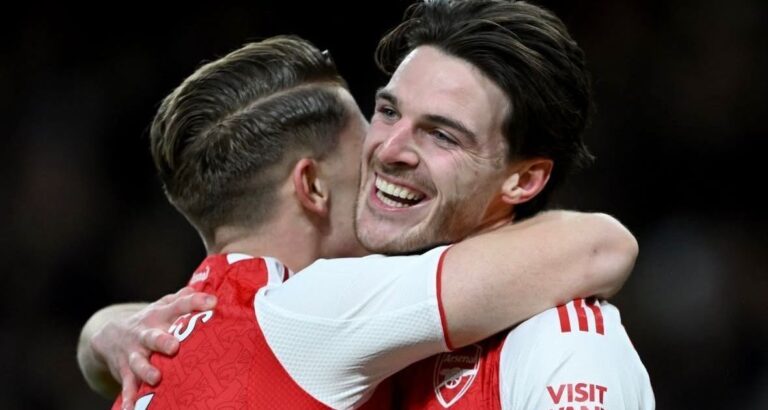 Arsenal vence Brighton e garante liderança da Premier League