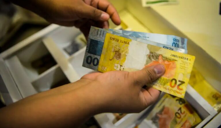 Abono salarial: prazo para solicitar R$ 1.518 termina hoje